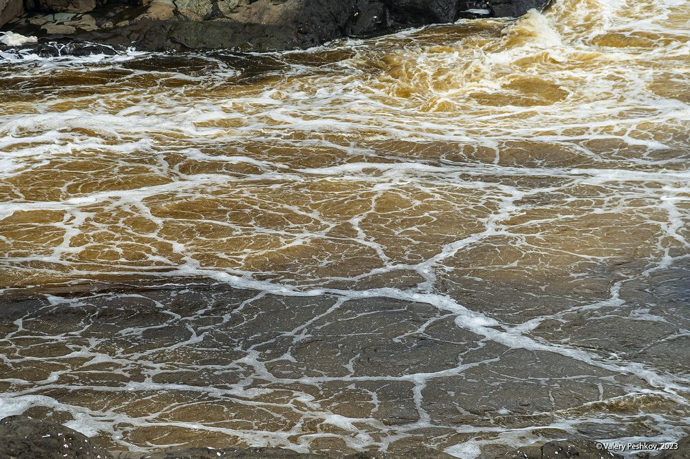 06 Водопад насыщает воды Курейки кислородом, что привлекает сюда огромное количество хариусов