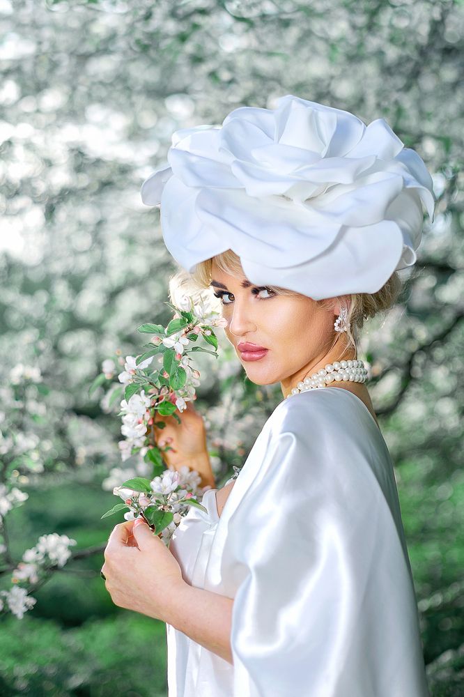 Белая роза в саду