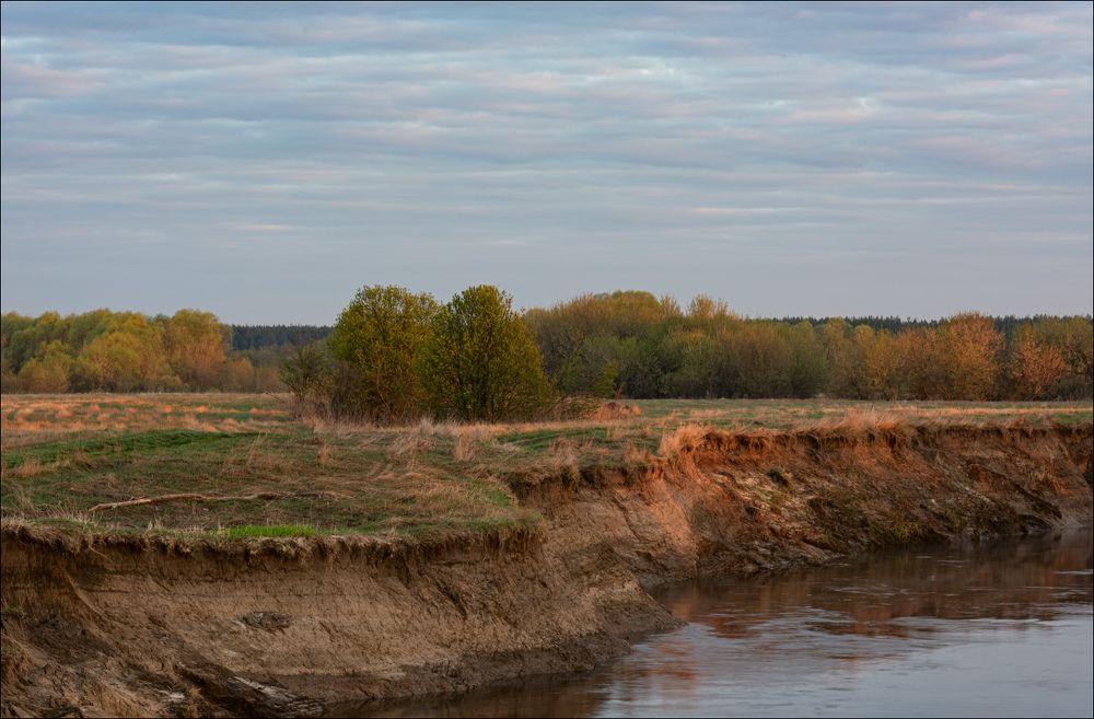 Крутой берег на восходе, в конце апреля.