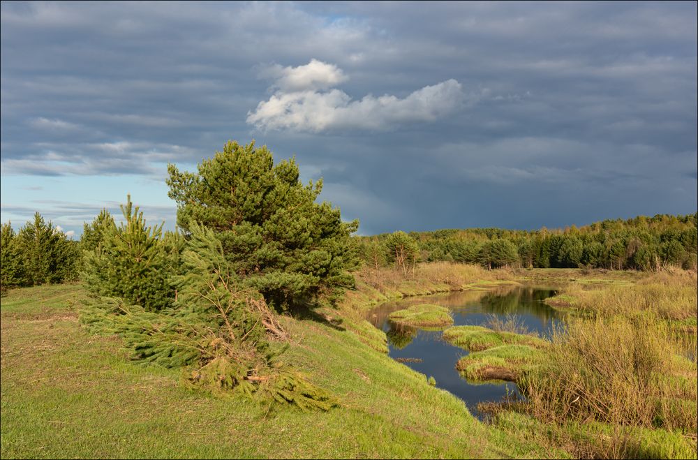 На реке вечереет