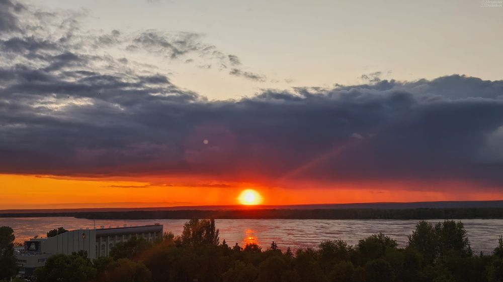 Небо, улицы, закаты, Волга