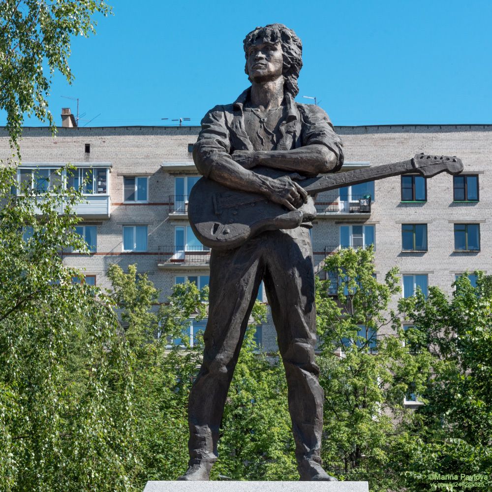 ...Есть чем платить, но я не хочу победы любой ценой. Памятник Виктору Цою в Санкт-Петербурге