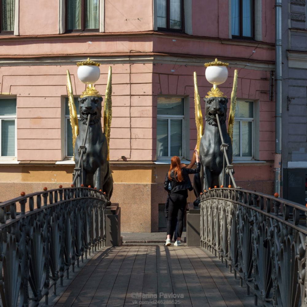 Загадываем желание у грифонов на Банковском мосту.
