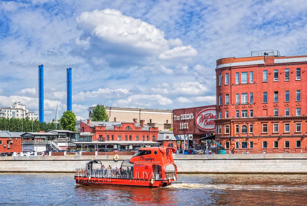 Красный кораблик на Москве-реке