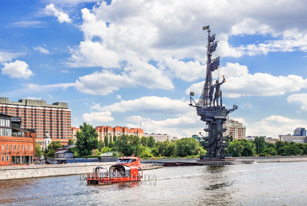 Красный кораблик на Москве-реке