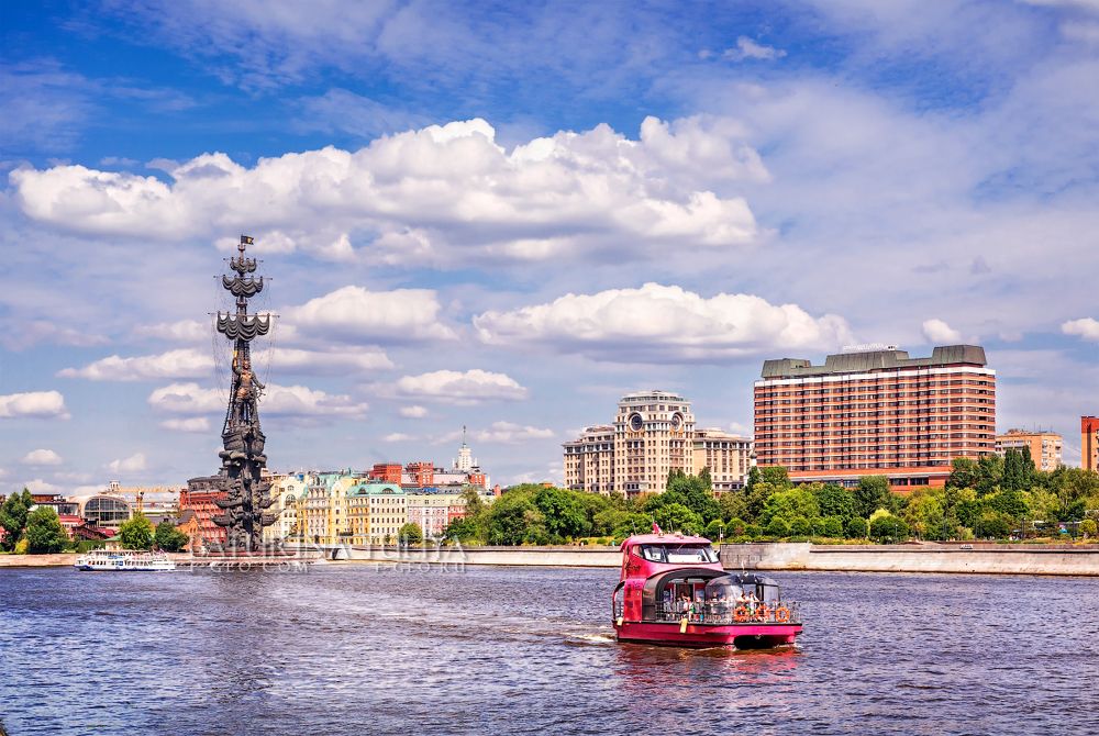 Красный кораблик на Москве-реке