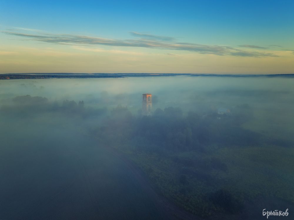 Колокольня церкви Успения Пресвятой Богородицы в Переволоках.