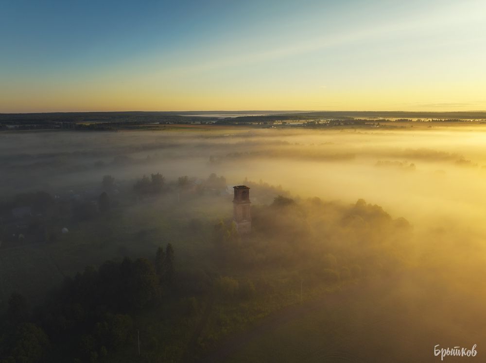 Колокольня церкви Успения Пресвятой Богородицы в Переволоках.