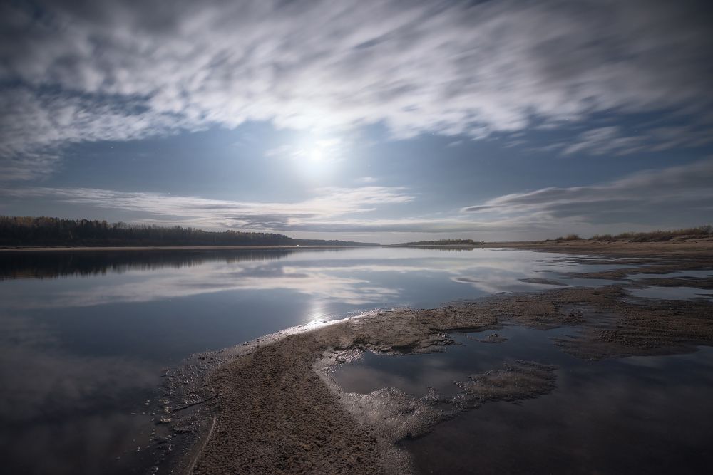 Скользя по воде в лунном свете