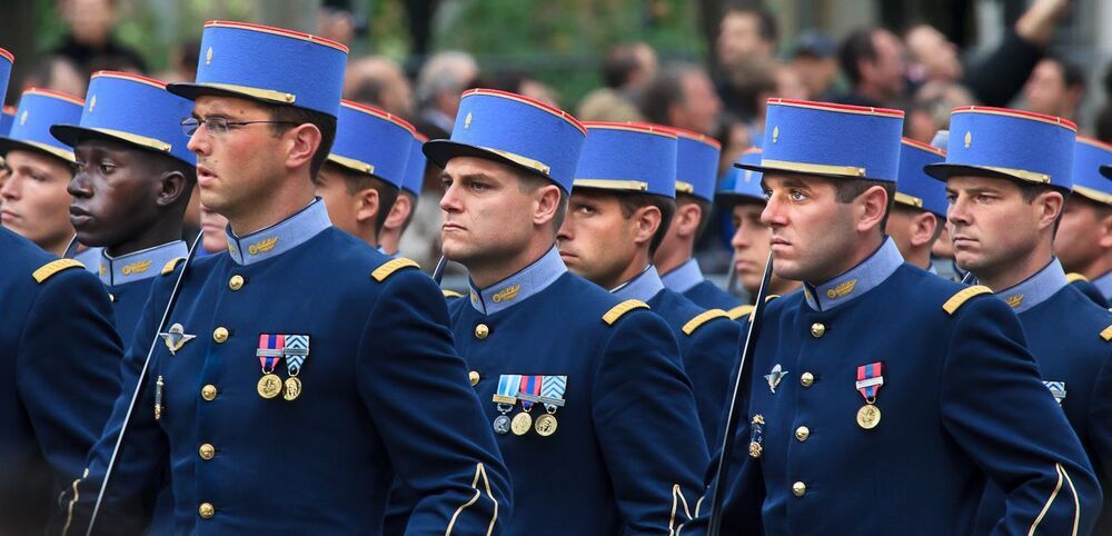 незнакомцы в синем