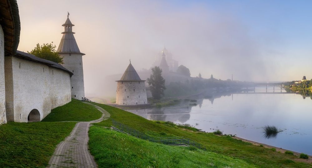 Туманное утро у стен Кремля