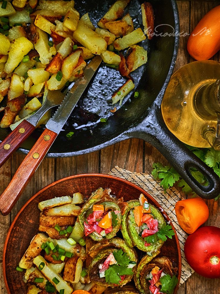 Жареная картошка и рулетики из кабачков