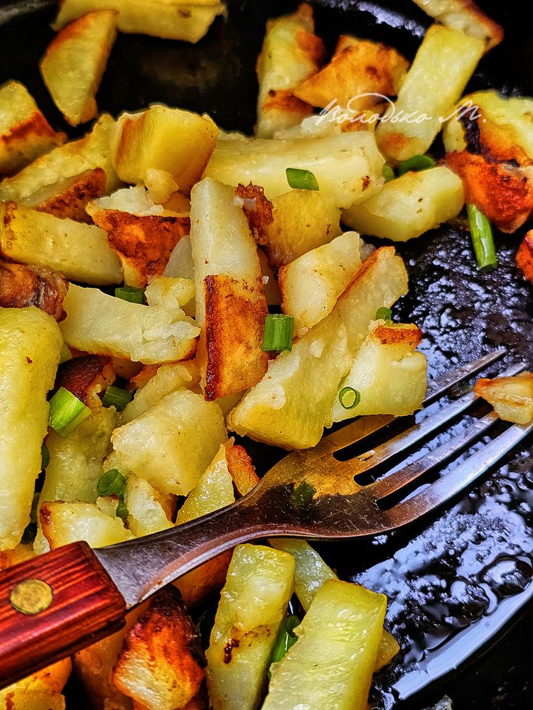 Жареная картошка и рулетики из кабачков