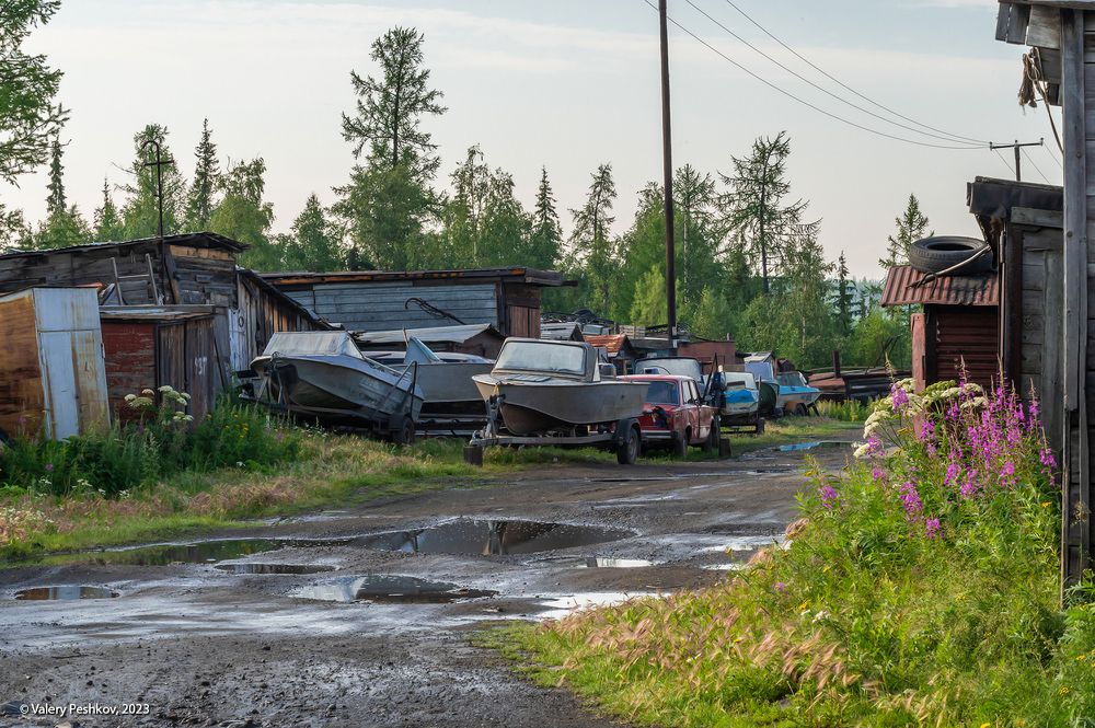 06 Поселок расположен на берегу обширного Курейского водохранилища, поэтому катеров и лодок там не меньше, чем автомобилей)