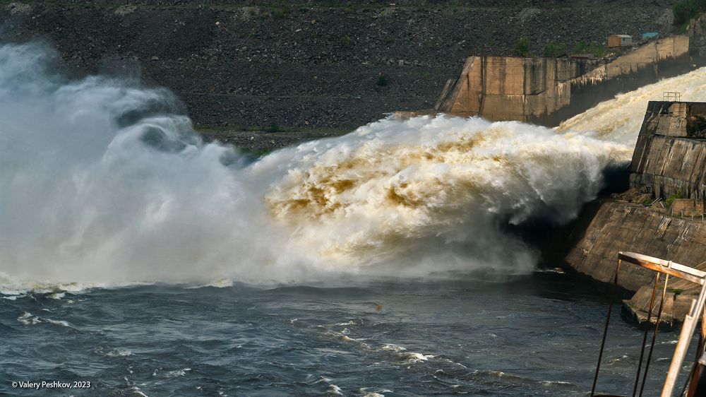08 Водосброс Курейской ГЭС впечатляет мощью потока