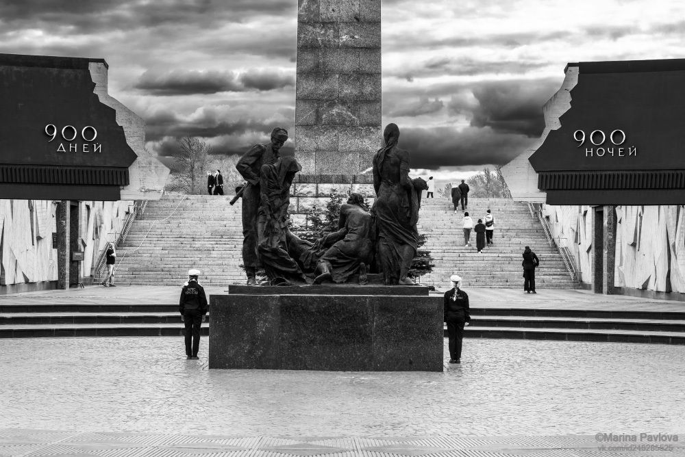 Монумент героическим защитникам Ленинграда на площади Победы