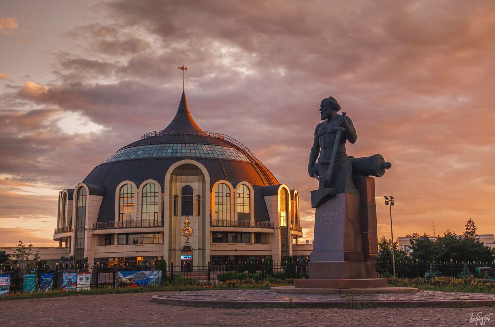 Памятник Демидову и Музей Оружия. Тула.