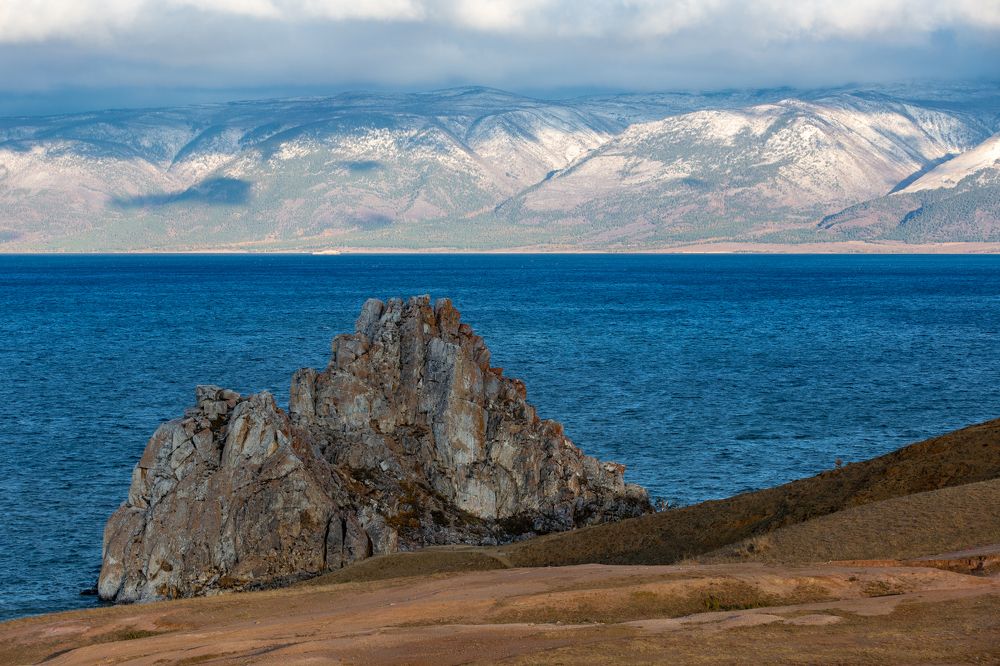Мыс Бурхан, скала Шаманка и Приморский хребет.