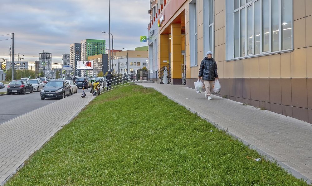 Возвращаются женщины после работы домой