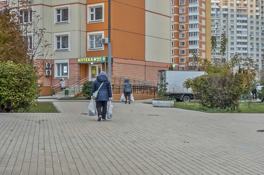 Возвращаются женщины после работы домой