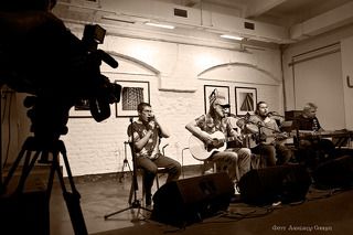 Центр фотографии имени братьев Люмьер открывает новую программу «Баланс Белого», включающую концерты, поэтические вечера и творческие встречи.      Синтез таких видов искусства как фотография, музыка и поэзия – основа и главный принцип программы «Баланс Белого». Легкую, по-летнему теплую атмосферу в Белом зале Центра будут создавать известные музыканты и вокалисты, поэты и писатели и просто хорошие люди.