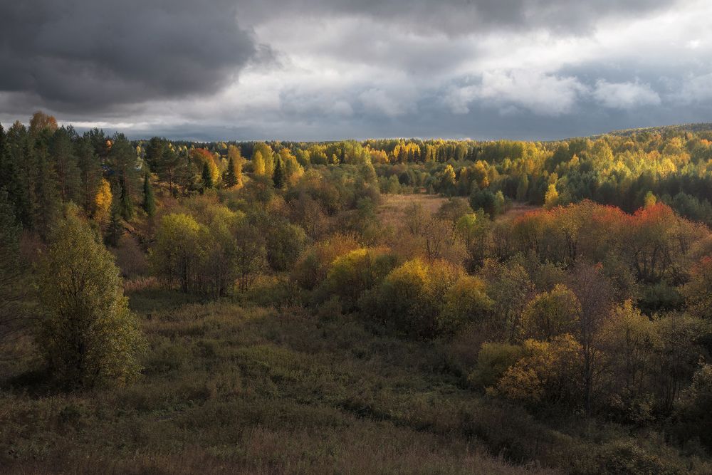 Луч света в пасмурный сентябрьский день