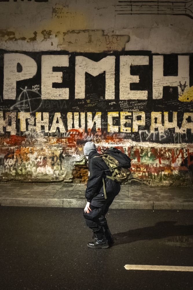 Вечер у стены Цоя на Арбате
