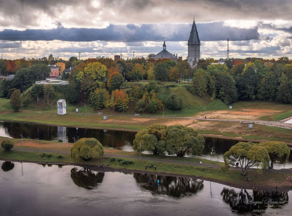 Нарвский замок, Александровская церковь и река Нарва. Вид со стен Ивангородской крепости.