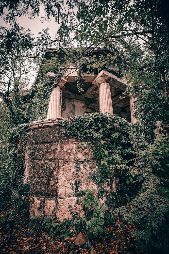 В заброшенной усадьбе..