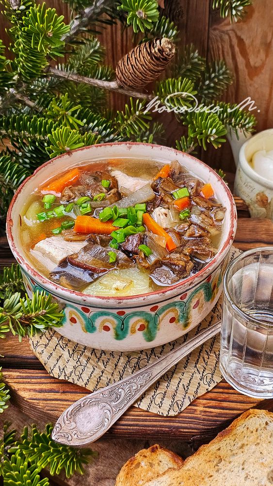 Супчик с белыми грибочками и курочкой??????