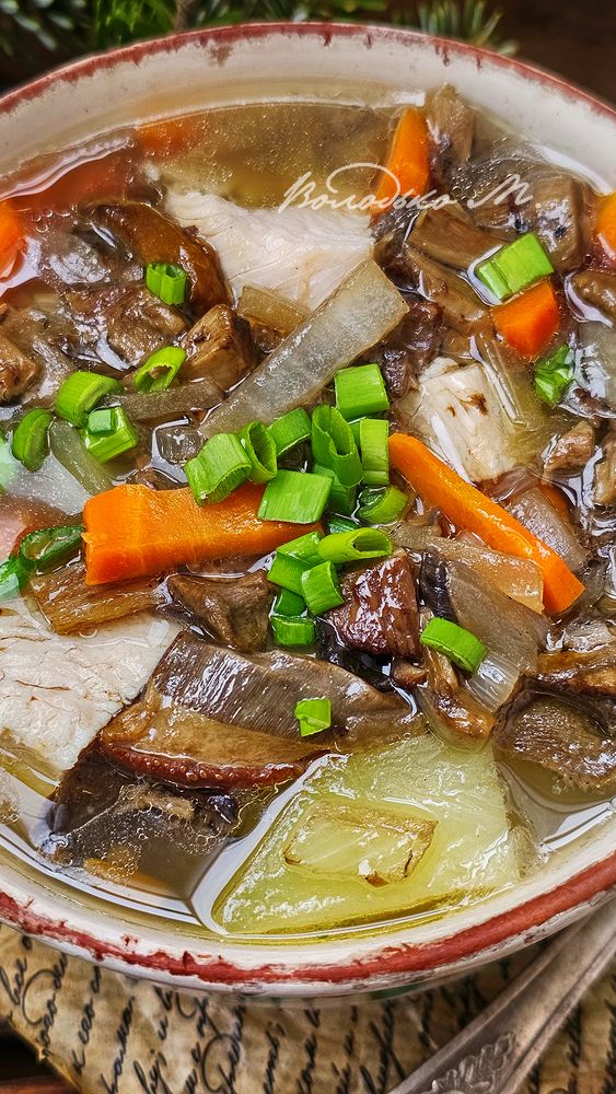 Супчик с белыми грибочками и курочкой??????