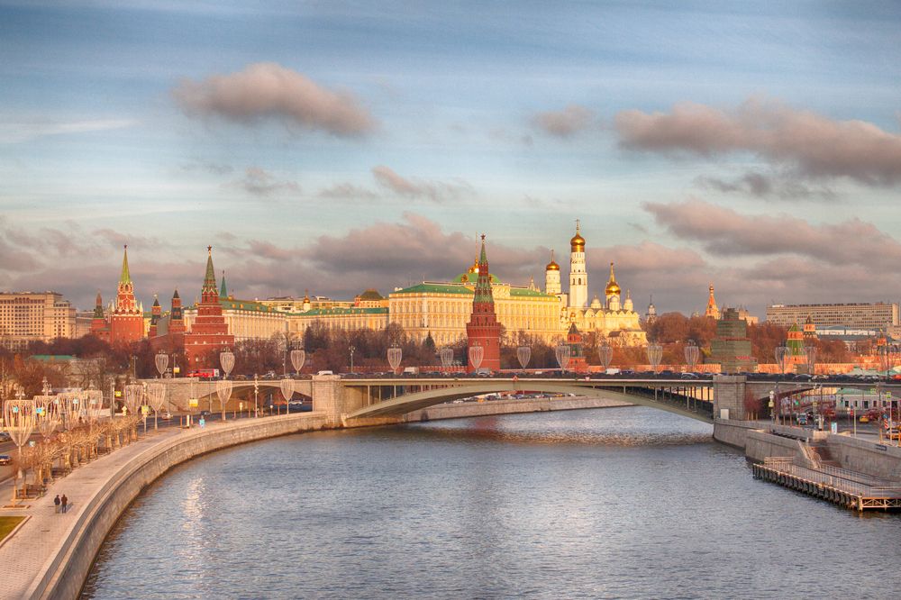 Храм Христа Спасителя и вид с Патриаршего моста.