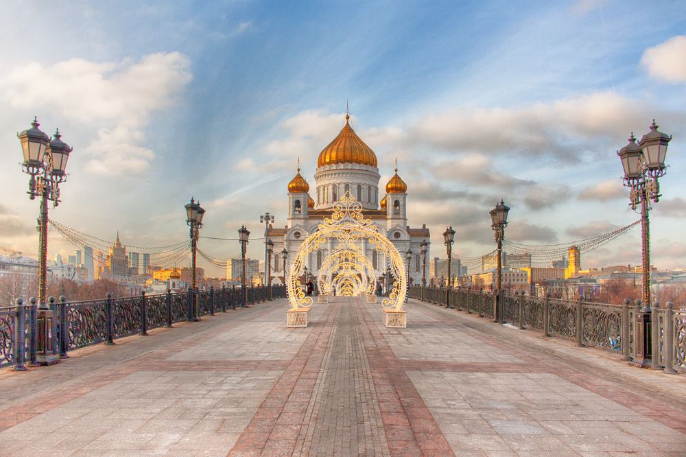 Храм Христа Спасителя и вид с Патриаршего моста.