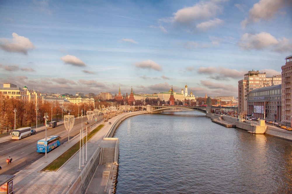 Храм Христа Спасителя и вид с Патриаршего моста.