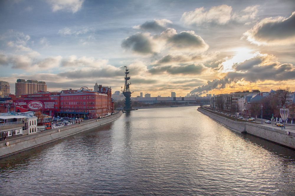 Храм Христа Спасителя и вид с Патриаршего моста.