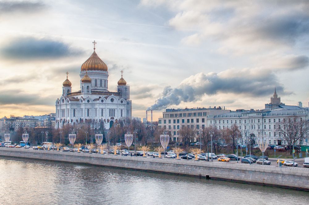 Храм Христа Спасителя и вид с Патриаршего моста.