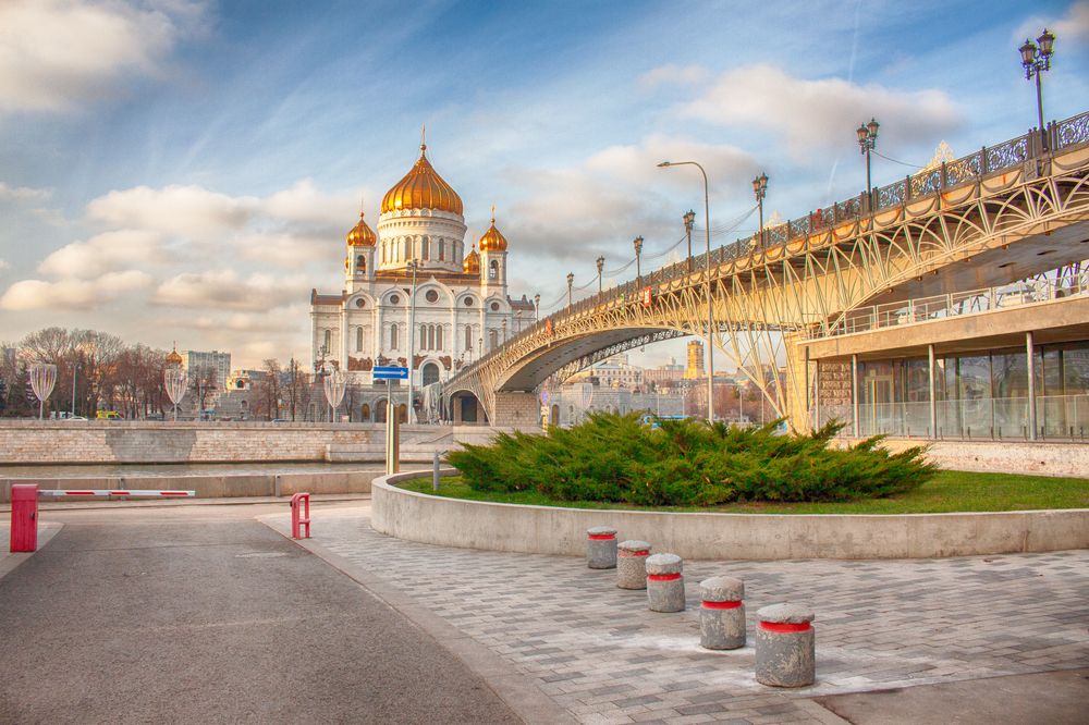 Храм Христа Спасителя и вид с Патриаршего моста.