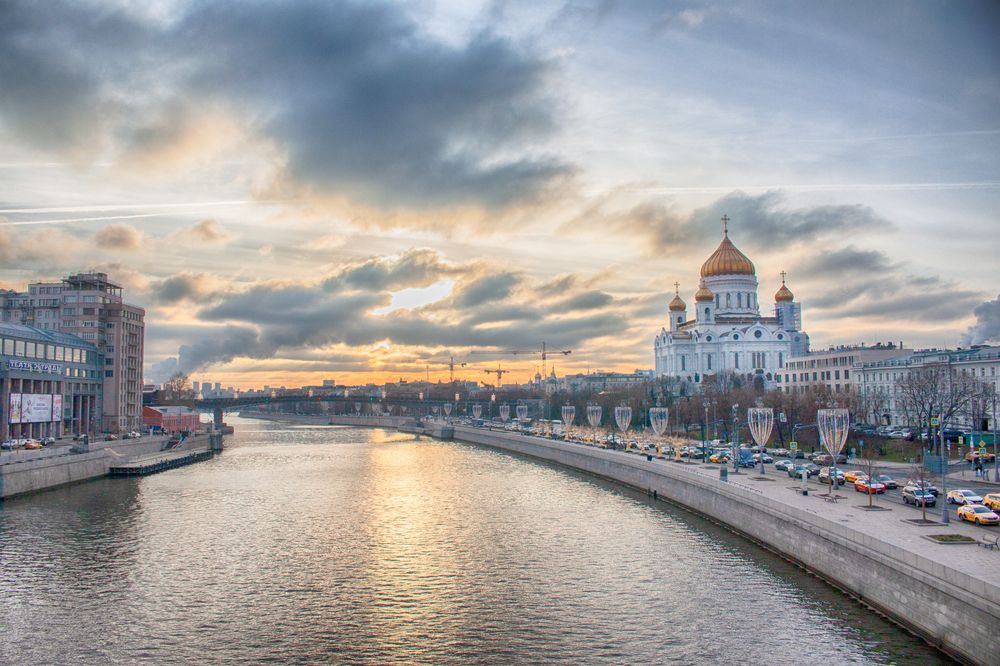 Храм Христа Спасителя и вид с Патриаршего моста.