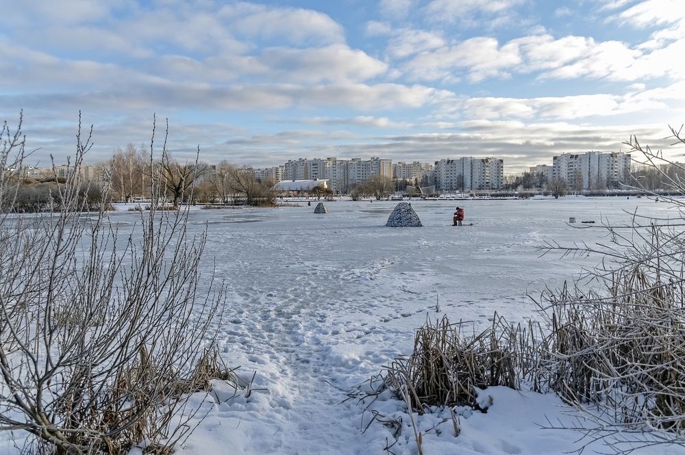 На замерзшем пруду