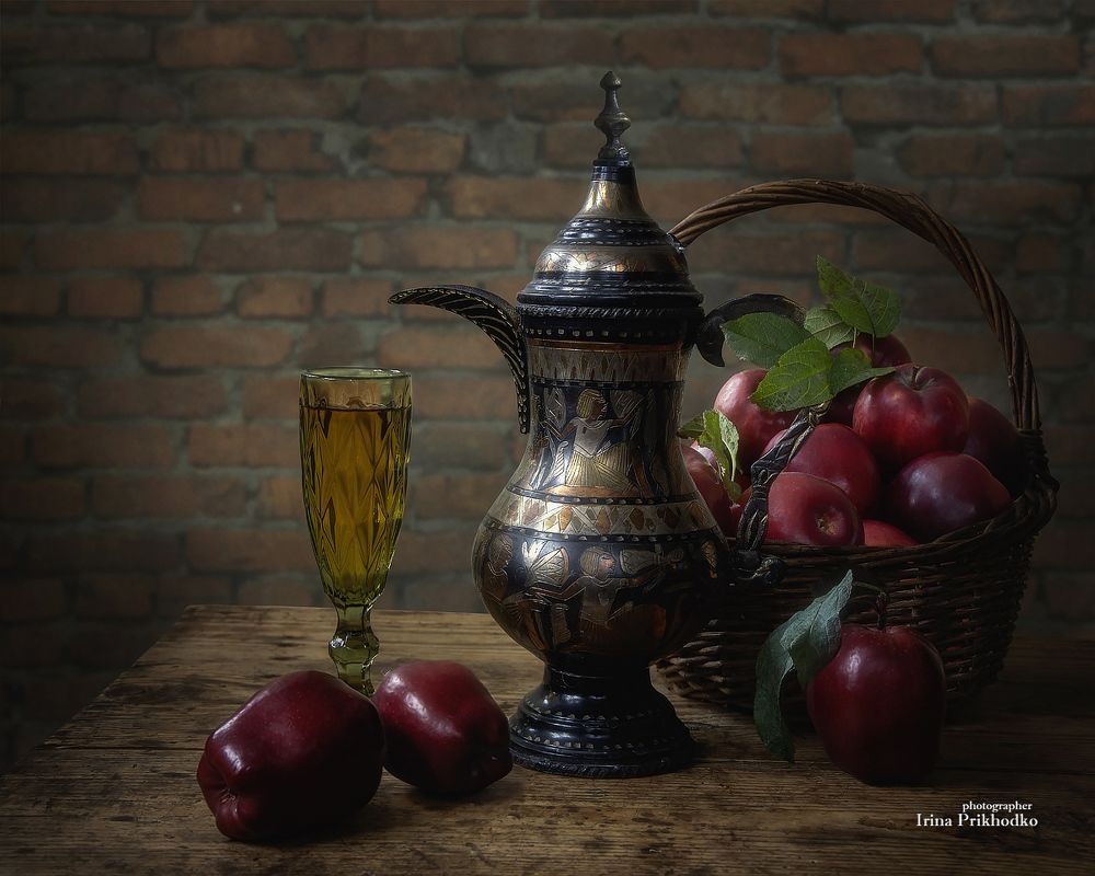 С красными яблоками