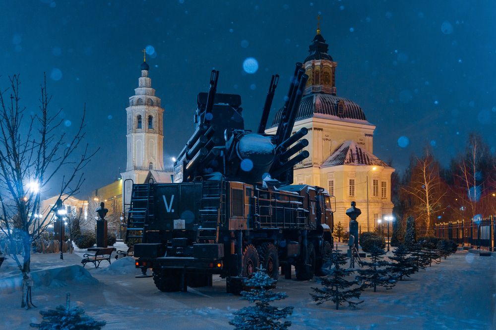 У стен Тульского музея оружия.