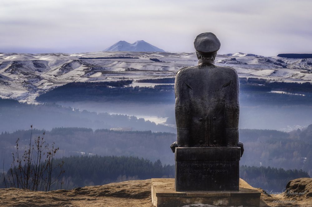 Кисловодский парк, памятник М.Ю. Лермонтову и вид на гору Эльбрус