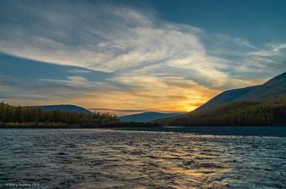 01 Краски заката способны украсить многие сюжеты. А к воде это относится в первую очередь…