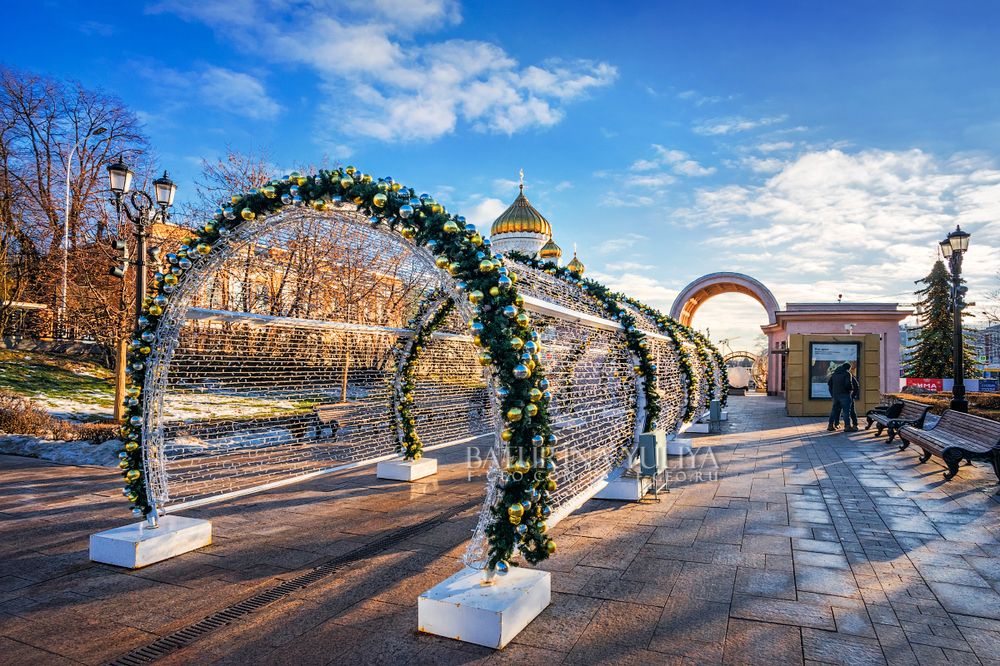 Метро Кропоткинская и Храм Христа Спасителя