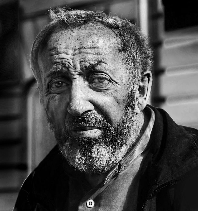 В юности кажется, что счастье будет, а в старости - что оно было... Была молодость, был дом, была семья и работа, было всё... пришла та самая старость и остались только воспоминания о прошлом, лавочка, бутылка пива и пока еще, согревающее солнце...