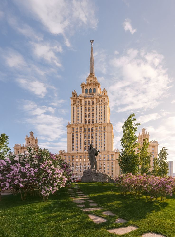 Сирень около гостиницы \"Украина\"