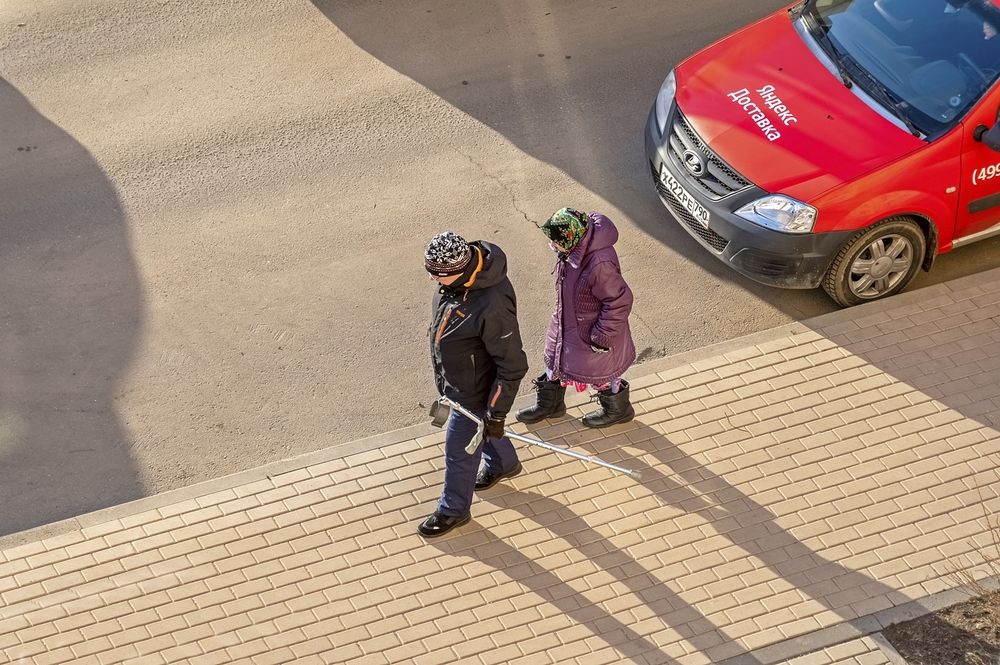 В разных направлениях