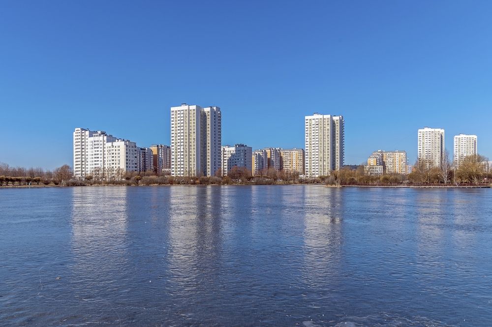 Март на городком пруду