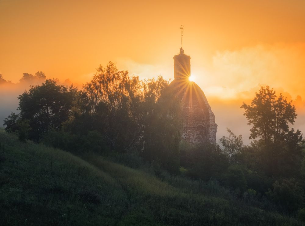 Утро у старой церкви