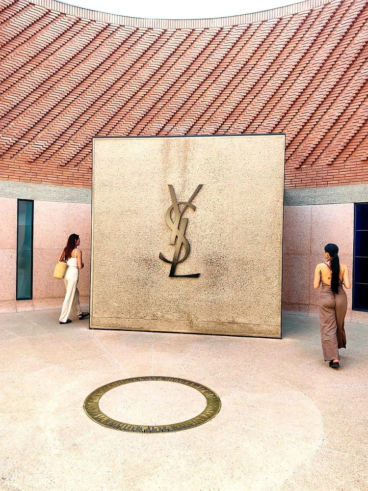 Yves Saint Laurent. Oasis